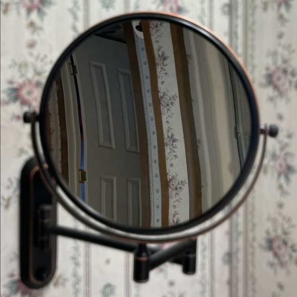 Bathroom Accessories - Picture 2 of 3